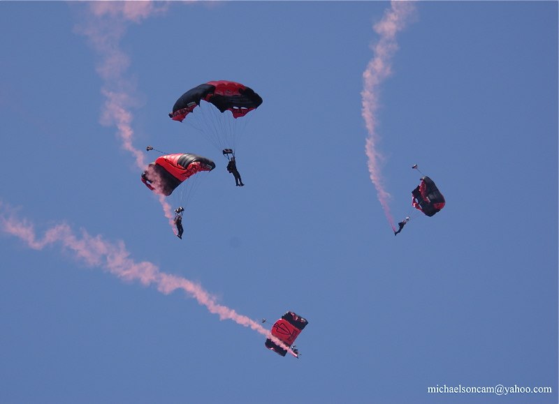 1522-Army-Black-Daggers-Par.jpg - Black Daggers Parachute Team
