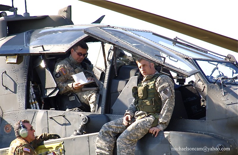 AH-64-Apache-(-crew).jpg - AH 64 A  Apache crew.