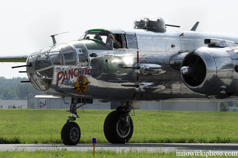 Taxi B-25 Mitchell.jpg - Taxi B-25 Mitchell