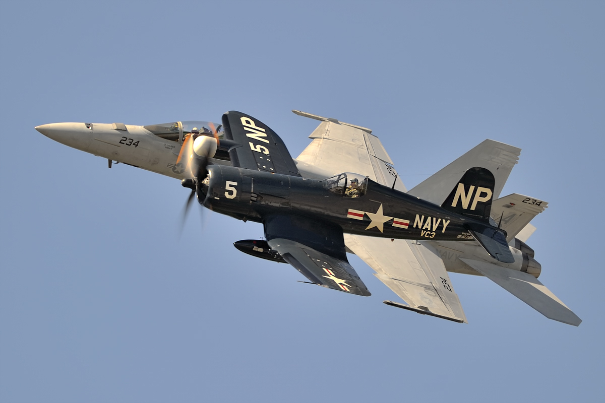_D3S0787.jpg - Vought F4U-4 Corsair &  Boeing F/A-18E Super Hornet