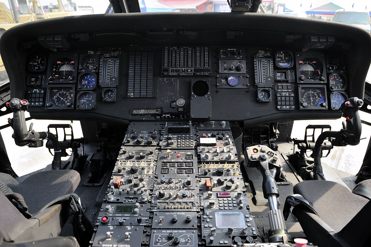 _D3S1000.jpg - Sikorsky UH-60L Black Hawk S-70A cockpit.