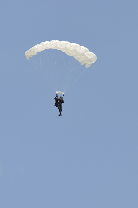 _D3S0360_1.jpg - Jumper landing with emergency parachute.