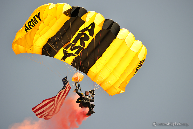 _D3S2146.jpg - Parachute Demonstration Team "Golden Knights"