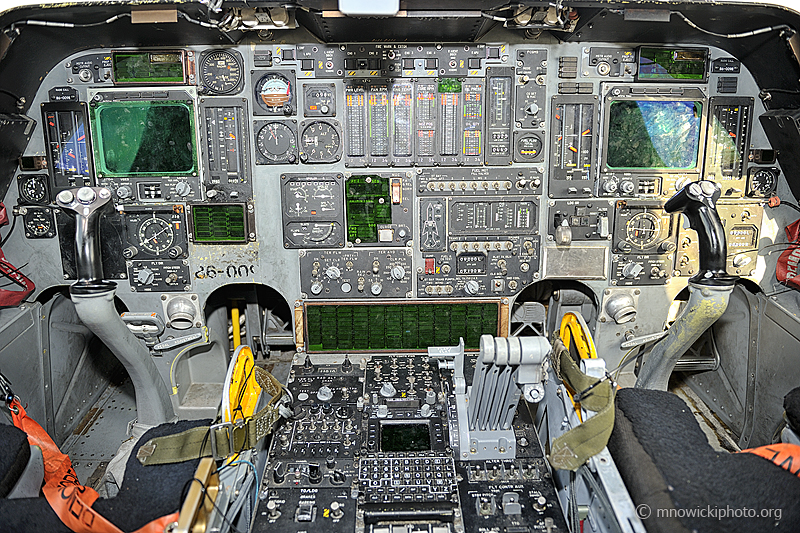 _D3S3922.jpg - Rockwell B-1B Lancer cockpit.     Reg: 86-0098