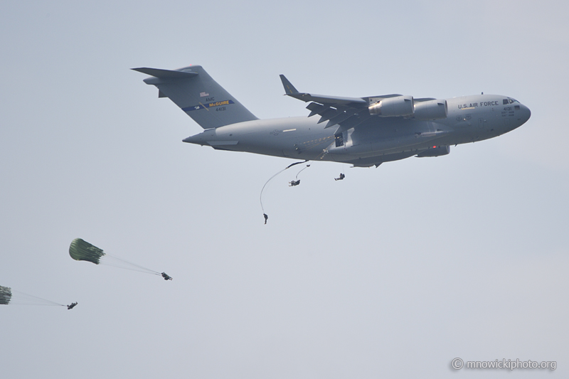 _D4S1050.jpg - Boeing C-17A Globemaster 04-4131  Personnel Air Drop Demonstration