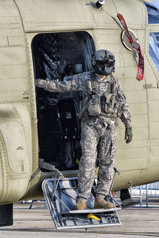 _D516724 copy.jpg - Crew member from CH-47F Chinook 10-08409 