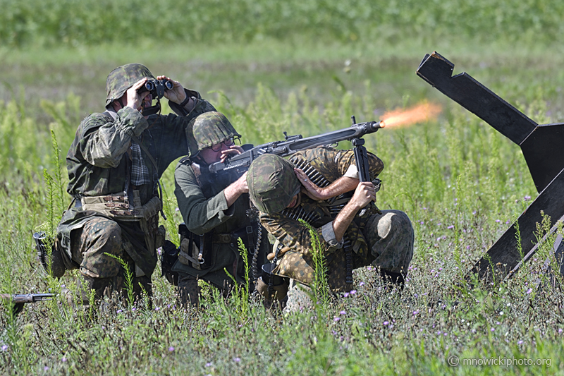 _D511506 copy.jpg - Germans WWII soldiers with G3 machine gun.