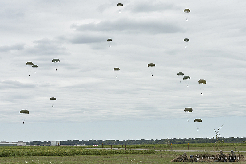 _DOS4806 copy.jpg - Paratroopers in the air (reanactors)