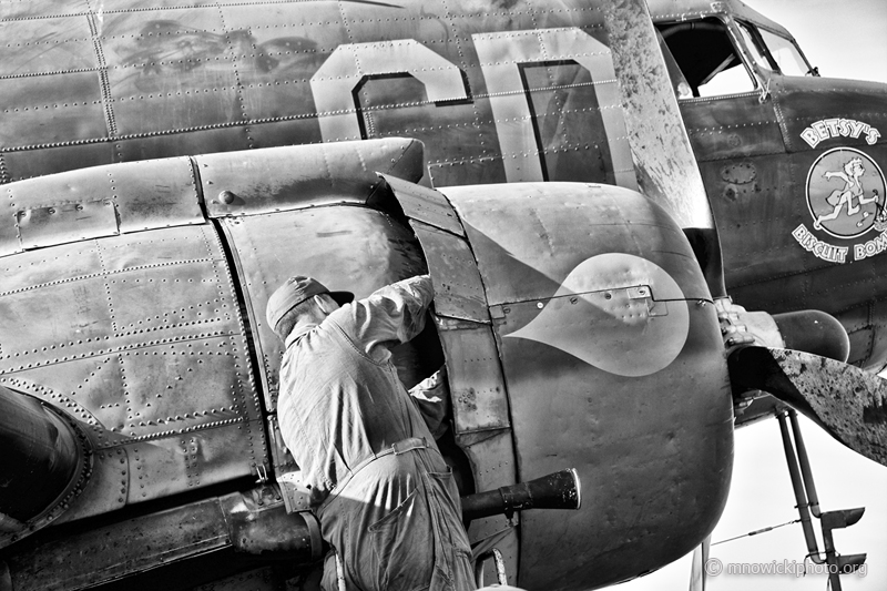 _DOSwww4623.jpg - Engine service Douglas DC-3C-R "Betsy's Biscuit Bomber" C/N 43-48608, N47SJ