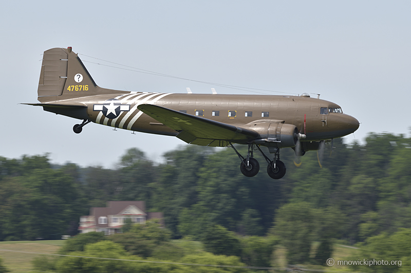 _D858287 copy.jpg - Douglas DC-3C-S4C4G    N8704