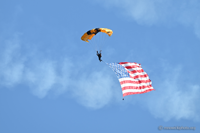 Z62_8753 copy.jpg - Golden Knights U.S. Army Parachute Team flag jump.