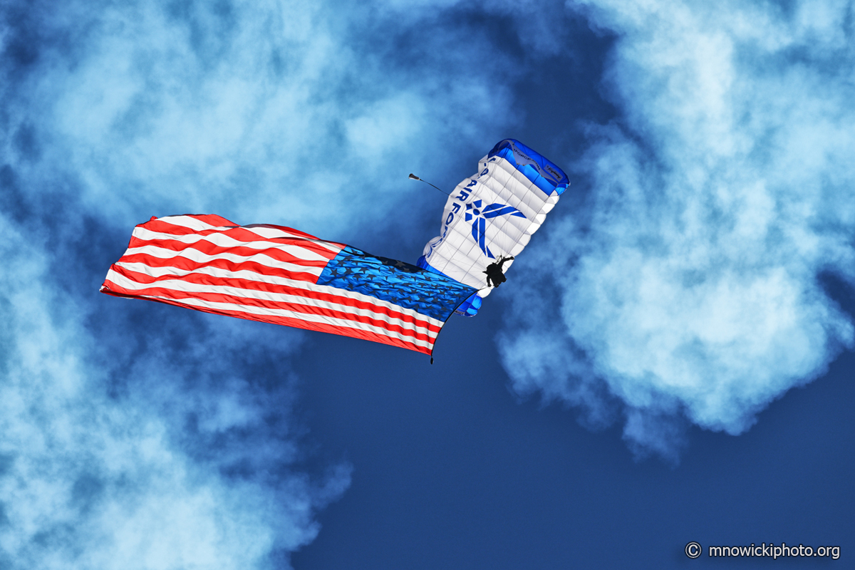 MN9_9043t1600i.jpg - Wings of Blue - USAF Parachute Team  flag jump.