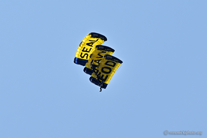 MN9_3582 copy.jpg - U.S. Navy Leap Frogs Parachute Team