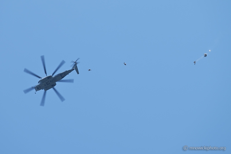 Z62_8285 copy.jpg - MH-53E Sea Dragon 162516 AN-430 and U.S. Navy Leap Frogs Parachute Team