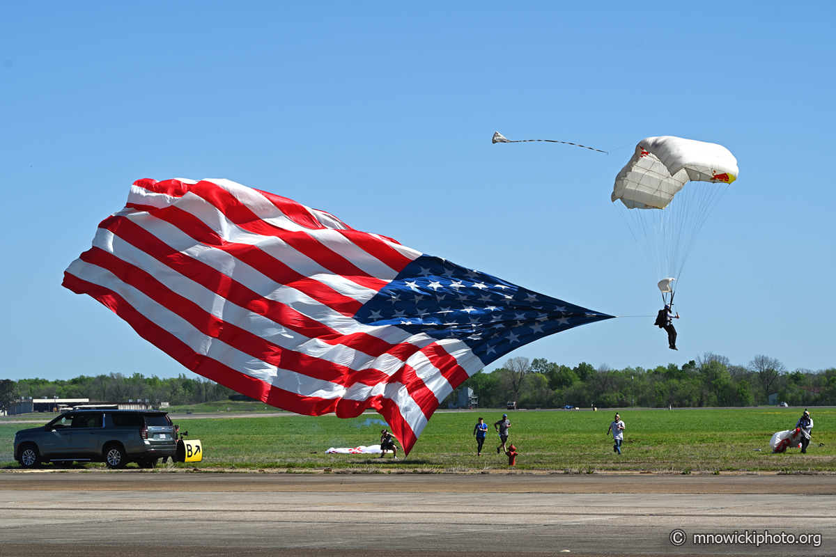 MN6_2847 copy.jpg - RED BULL SKYDIVE TEAM flag jump. (2)