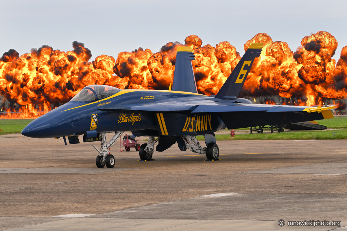 MN9_3195 copy.jpg - Wall of Fire with F/A-18E Super Hornet 165539 C/N 1486  "Blue Angels"