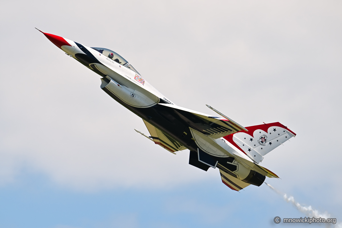 MN9_4835 copy.jpg - US Air Force Demo Team "Thunderbirds"    (4)