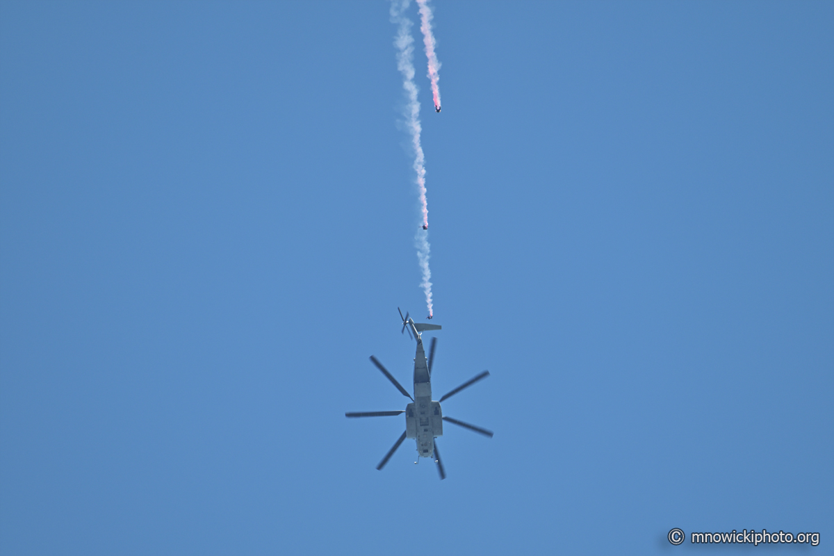 MN8_2018 copy.jpg - MH-53E Sea Dragon 163057 AN-433 & "The Leap Frogs" U.S. Navy Parachute Team over Virginia Beach