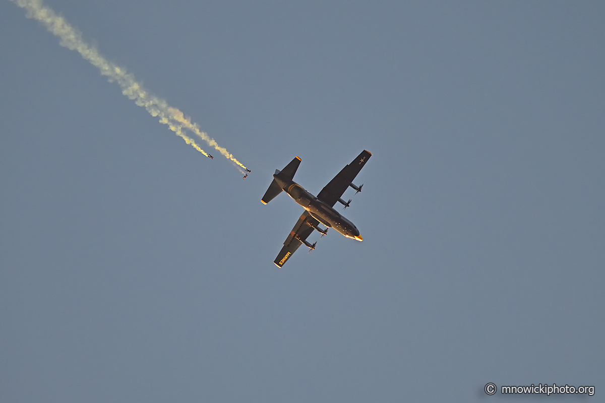 MN8_4514 copy.jpg - C-130J Hercules 170000 E-116 & "The Leap Frogs" U.S. Navy Parachute Team