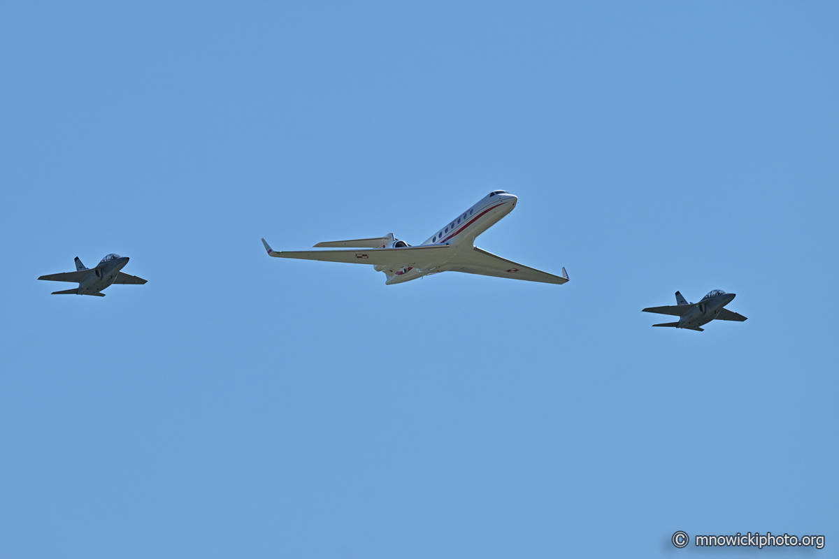 MN8_3677 2 copy.jpg - Gulfstream G550 & M-346