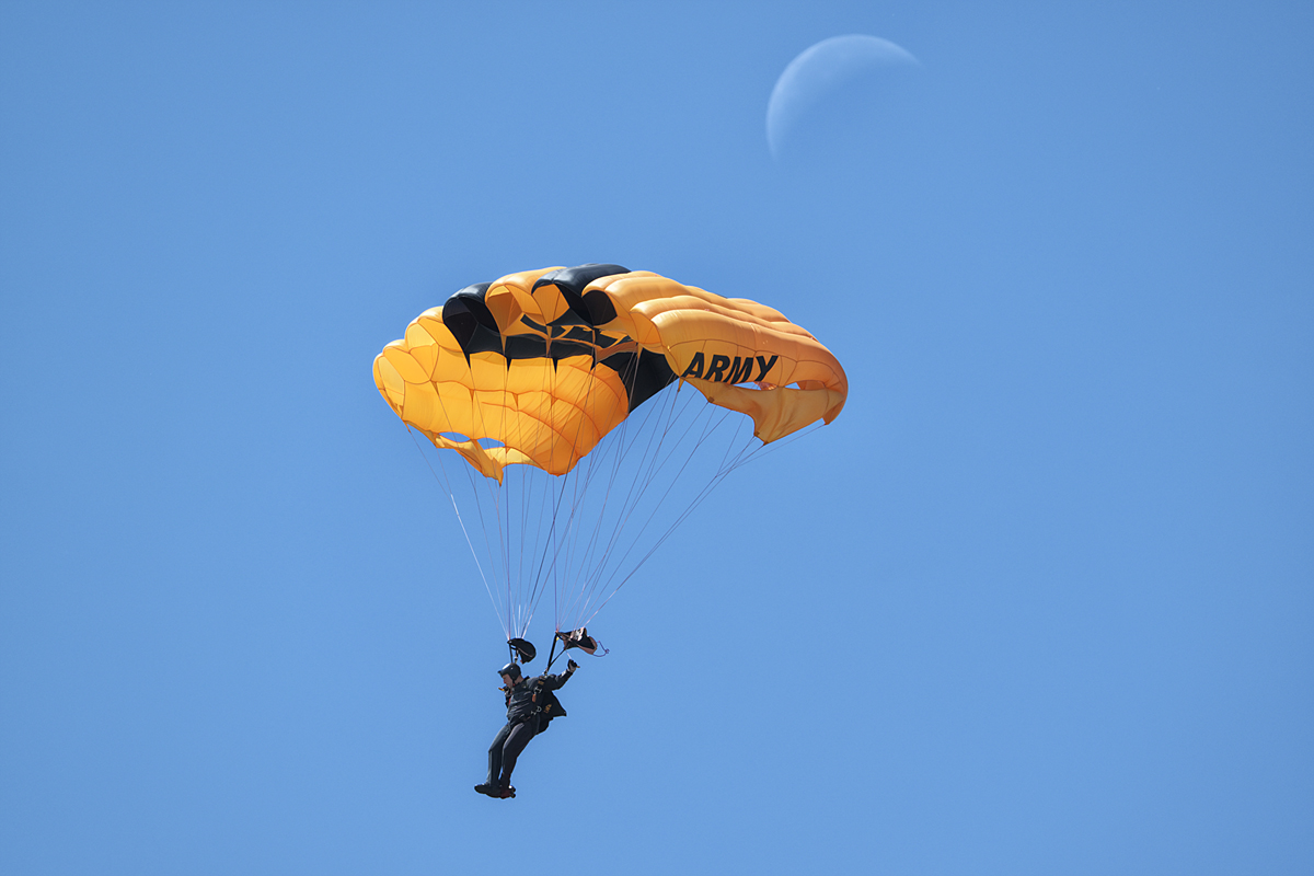 MN9_9123 copy.jpg - U.S. Army Golden Knights Parachute Team   (2)