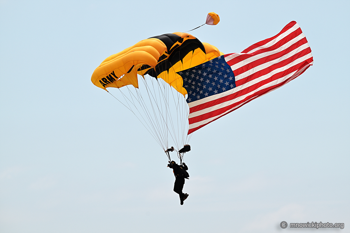 M80_7187 copy.jpg - U.S. Army Golden Knights: The U.S. Army Parachute Team flag jump.
